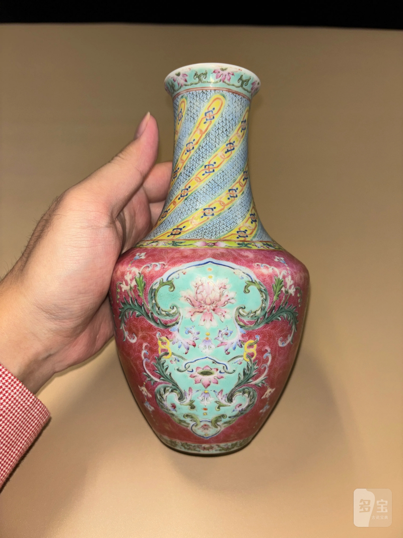 民国 洋彩胭脂地轧道宝相花纹瓶 - 图2